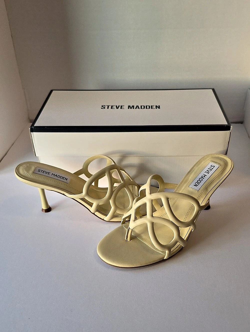 ​NWB Steve Madden Caz Strappy Heeled Thong Sandals Butter Yellow Pastel Sz 8